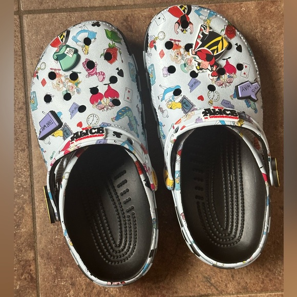 Alice in Wonderland CROCS W8 M6 with shoe charms jibbits Mad Hatter Queen Hearts - Picture 1 of 6